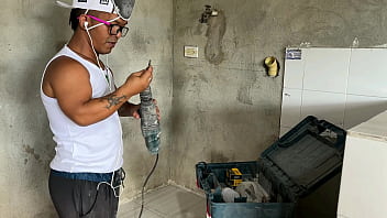 Llego a mi trabajo y veo que entra la sexi esposa de mi jefe proponiéndome dejarse follar con mi enorme y dura verga