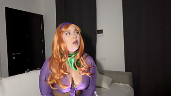 Sozinha em casa depois de voltar do mercado teve uma supresa deu de cara com um estranho do pau grande e grosso e foi fudida gostoso