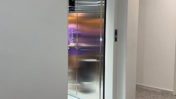 Sozinha em casa depois de voltar do mercado teve uma supresa deu de cara com um estranho do pau grande e grosso e foi fudida gostoso