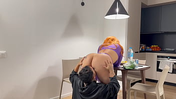 Sozinha em casa depois de voltar do mercado teve uma supresa deu de cara com um estranho do pau grande e grosso e foi fudida gostoso