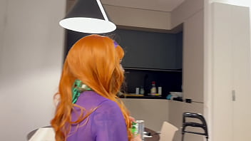 Sozinha em casa depois de voltar do mercado teve uma supresa deu de cara com um estranho do pau grande e grosso e foi fudida gostoso