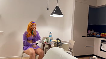 Sozinha em casa depois de voltar do mercado teve uma supresa deu de cara com um estranho do pau grande e grosso e foi fudida gostoso