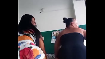 Na favela com suas danças sexy para deixar eu de pau duro