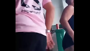 Na favela com suas danças sexy para deixar eu de pau duro