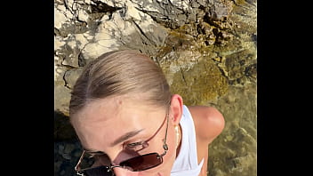 I suddenly wanted to give my boyfriend a risky blowjob on the beach