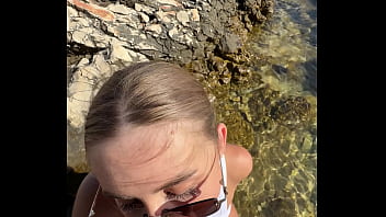 I suddenly wanted to give my boyfriend a risky blowjob on the beach