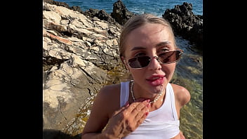 I suddenly wanted to give my boyfriend a risky blowjob on the beach