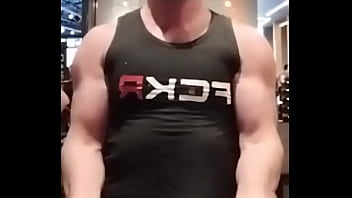 Se você gosta de me ver levando ferro fazendo o ferro subir com membros grossos e veiudos vem malhar glúteo comigo n