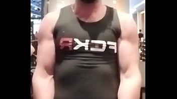 Se você gosta de me ver levando ferro fazendo o ferro subir com membros grossos e veiudos vem malhar glúteo comigo n