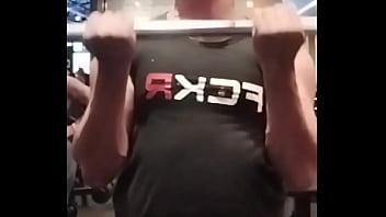 Se você gosta de me ver levando ferro fazendo o ferro subir com membros grossos e veiudos vem malhar glúteo comigo n