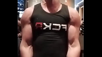 Se você gosta de me ver levando ferro fazendo o ferro subir com membros grossos e veiudos vem malhar glúteo comigo n