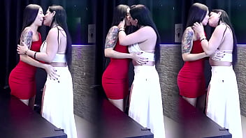 Duas gostosas se beijam e deixa os homems excitados dieni gaúcha sheer red