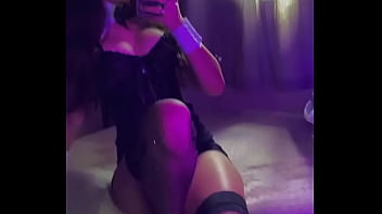 Novinha gostosa com tesão mim mandem mensagens