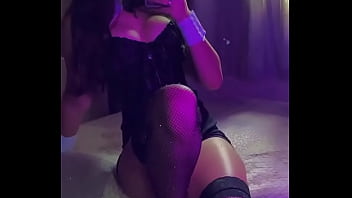 Novinha gostosa com tesão mim mandem mensagens