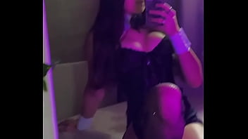 Novinha gostosa com tesão mim mandem mensagens