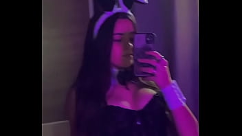 Novinha gostosa com tesão mim mandem mensagens