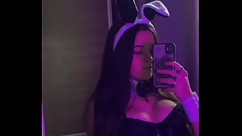 Novinha gostosa com tesão mim mandem mensagens