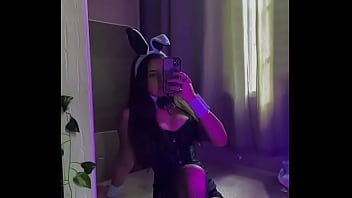 Novinha gostosa com tesão mim mandem mensagens