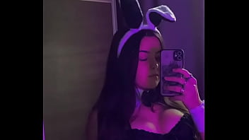 Novinha gostosa com tesão mim mandem mensagens