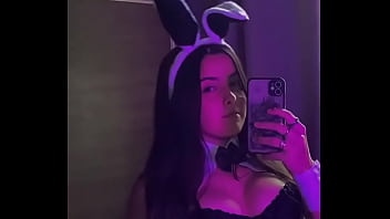 Novinha gostosa com tesão mim mandem mensagens