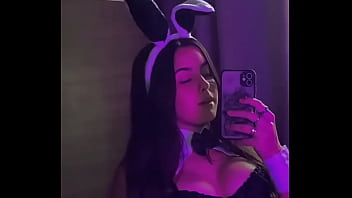 Novinha gostosa com tesão mim mandem mensagens