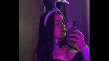 Novinha gostosa com tesão mim mandem mensagens