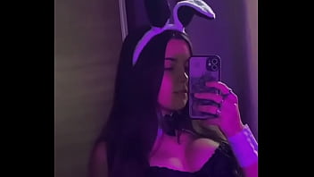 Novinha gostosa com tesão mim mandem mensagens