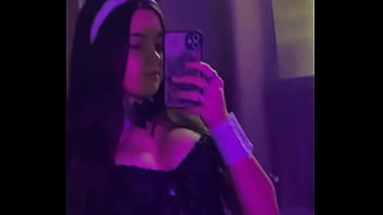 Novinha gostosa com tesão mim mandem mensagens