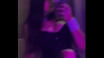 Novinha gostosa com tesão mim mandem mensagens