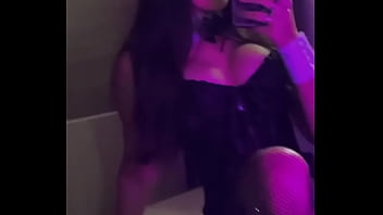 Novinha gostosa com tesão mim mandem mensagens