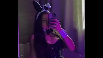 Novinha gostosa com tesão mim mandem mensagens