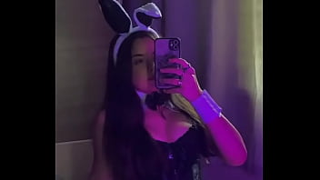 Novinha gostosa com tesão mim mandem mensagens