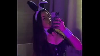 Novinha gostosa com tesão mim mandem mensagens