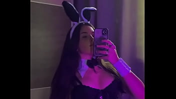 Novinha gostosa com tesão mim mandem mensagens