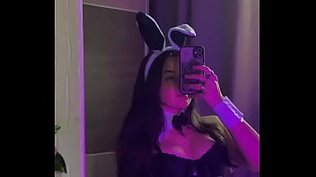 Novinha gostosa com tesão mim mandem mensagens