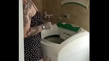 Câmera escondida flagra empregada ficando pelada pra por a roupa lavar