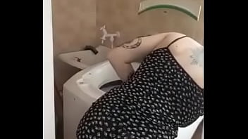 Câmera escondida flagra empregada ficando pelada pra por a roupa lavar