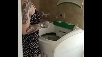 Câmera escondida flagra empregada ficando pelada pra por a roupa lavar