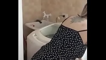 Câmera escondida flagra empregada ficando pelada pra por a roupa lavar