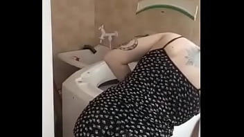 Câmera escondida flagra empregada ficando pelada pra por a roupa lavar