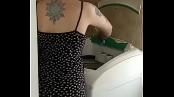 Câmera escondida flagra empregada ficando pelada pra por a roupa lavar