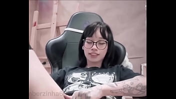 Um dos poucos vídeos usando óculos