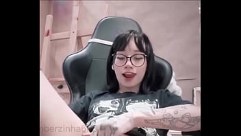 Um dos poucos vídeos usando óculos