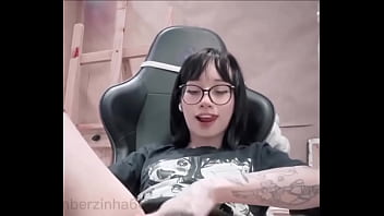 Um dos poucos vídeos usando óculos