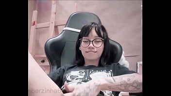 Um dos poucos vídeos usando óculos