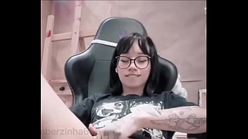 Um dos poucos vídeos usando óculos