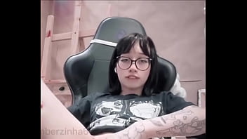 Um dos poucos vídeos usando óculos