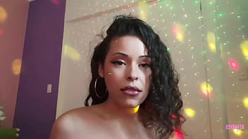 Morena gostosa fazendo um strip tease e se masturbando gostoso ate gozar