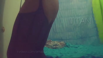 Pero que bien le quedan las medias de puta en halloween