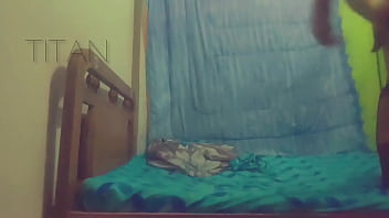 Pero que bien le quedan las medias de puta en halloween